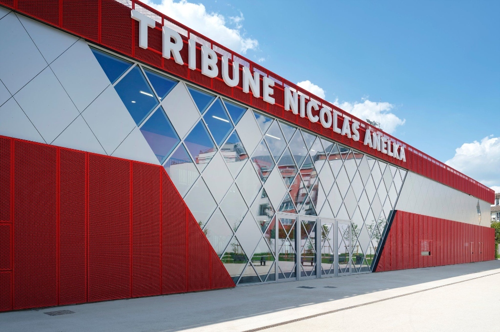 Façade principale de la Tribune Nicolas Anelka au stade Robert Gravaud à Trappes